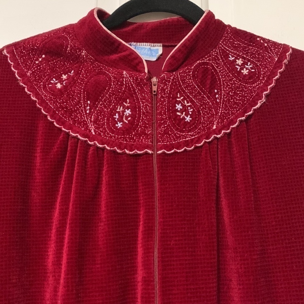 Vintage Heather Collection burgundy housecoat - Picture 2 of 14